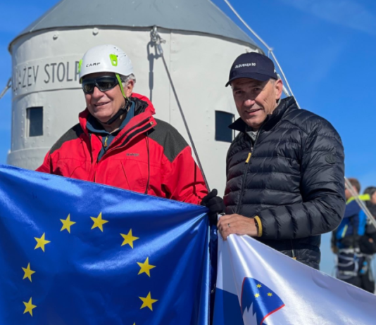 Izjemno! Predsednik vlade RS Janez Janša in visoki zunanjepolitični predstavnik EU Joseph Borrell osvojila Triglav!Slovenska in evropska zastava na vrhu Triglava!
