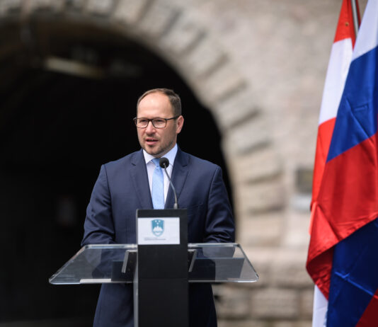 Minister Jernej Vrtovec: “Uspelo nam je! V manj kot letu dni smo skupaj z avstrijsko stranjo uspeli obnoviti železniški predor Karavanke.”