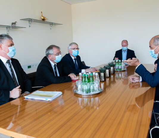 Predsednik vlade Janez Janša se je srečal s predsednikom Evropskega računskega sodišča Klausom Heinerjem Lehnejem