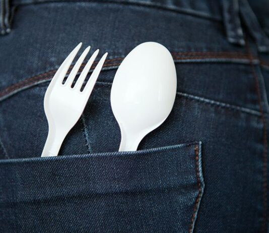 S ponedeljkom prepoved dajanja nekaterih plastičnih proizvodov za enkratno uporabo na trg in nekatere novosti pri označevanju nekaterih drugih plastičnih proizvodov