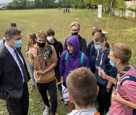 Borut Pahor mladim: “Mladi ljudje, vam pripada ta prihodnost. Prosim vas, da si jo oblikujete po svojih željah, a vedno v duhu strpnosti in sožitja.”