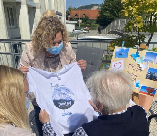 Čudovito! Stanovalki SeneCura doma starejših občanov v Mariboru se je uresničila srčna želja: poletela je na Triglav