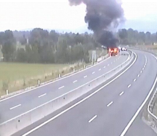 Danes zjutraj na gorenjski avtocesti povsem pogorelo vozilo, v katerem sta bili dve osebi