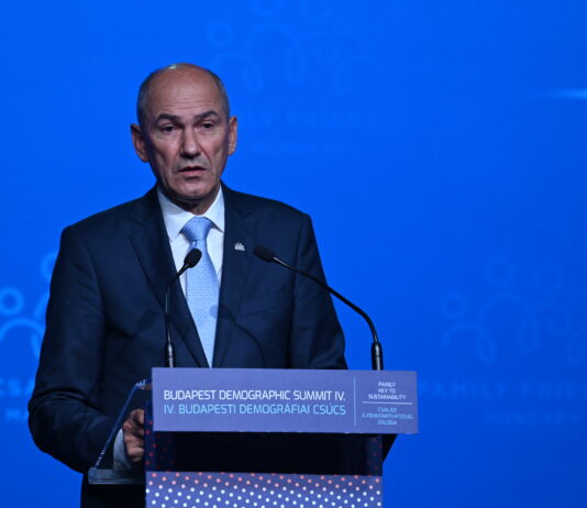 (Video) Predsednik vlade Janez Janša na Demografskem vrhu v Budimpešti: Potrebujemo pogumno družinsko politiko