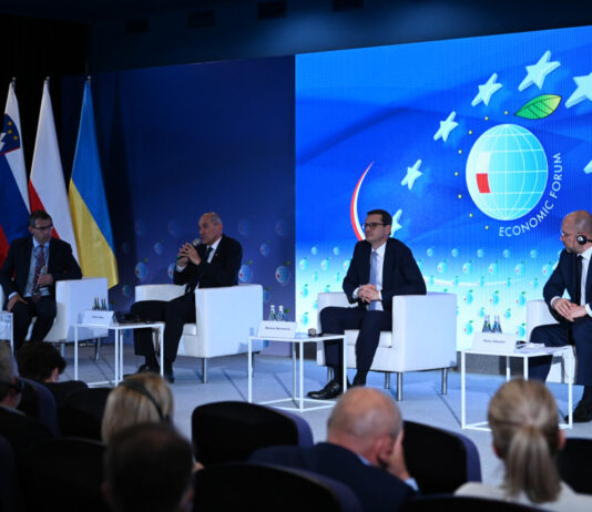 Predsednik vlade Janez Janša: V Evropi morata po pandemiji potekati dva procesa: preoblikovanje evropskega gospodarstva ter krepitev odpornosti