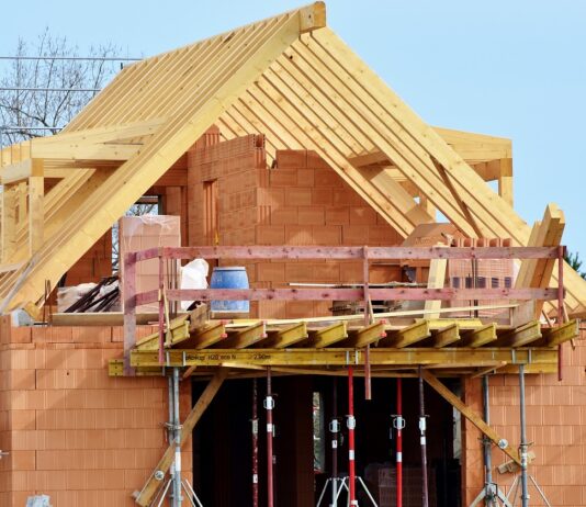 Gradbena inšpekcija v šestih mesecih odkrila 145 nedovoljenih objektov