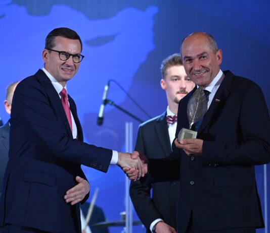 Predsednik vlade RS Janez Janša prejemnik nagrade Osebnost leta 2020 Srednje in Vzhodne Evrope za izjemne dosežke in prispevek k voditeljstvu Evrope