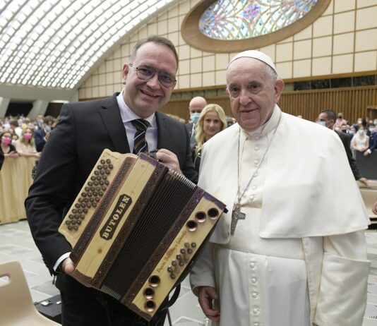 Papež Frančišek bogatejši za unikatno slovensko harmoniko