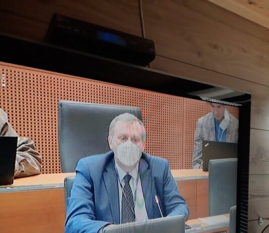 (Foto) Kamere v sejni dvorani Državnega zbora ulovile Luko Mesca brez zaščitne maske! Ali je še vprašanje kdo ne upošteva ukrepov za zajezitev širjenja virusa?