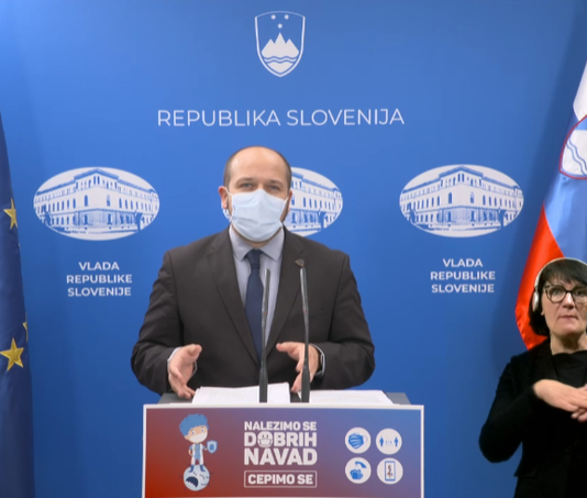 (Video) Vlada predlaga podaljšanje turističnih bonov do 20. 6. 2022 ter solidarnostni dodatek za upokojence v višini od 300 do 130 €