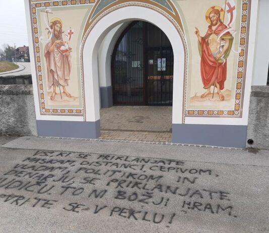 Vandali vhod pred cerkvijo porisali z grozečim napisom