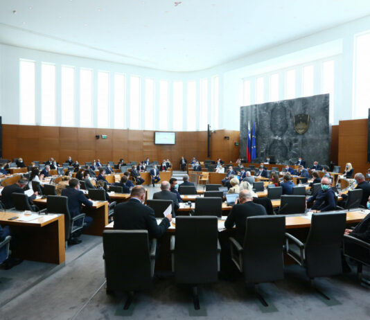 Ko ima ob rušenju zakona o dolgotrajni oskrbi s strani KUL-a tudi Igor Zorčič dovolj Janija Möderndorferja: “Predlagam vam, da se ne sprenevedate v zvezi z delom Državnega zbora RS, ko dobro veste, ker ste dolgoletni poslanec!”