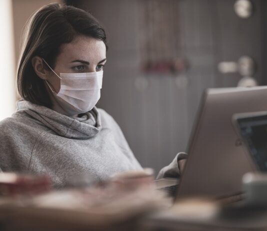 Vlada samozaposlenim, družbenikom in kmetom v primeru karantene ali obveznosti varstva otrok podaljšala nadomestilo v višini od 250 evrov do 750 evrov