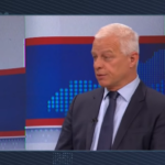 Politolog Miro Haček opozarja, da je Drago Kos uprizoril enega najbolj bizarnih nastopov naše javne RTV, hkrati pa pokazal izredno živčnost na levici