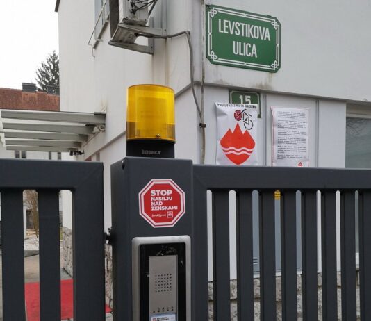 Ali zadnja poteza stranke SD meji na segregacijo? Na vhod stavbe nalepili znak izključevanja in s tem izrazili nestrpnost do drugače mislečih.