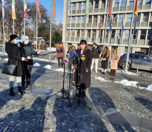 Inštitut 8. marec in Nika Kovač želijo, da boste vračali korona pomoč, turistične bone in vse krizne dodatke!?