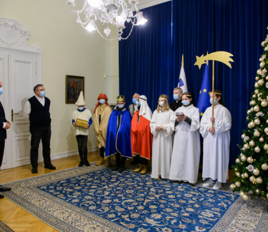 Predsednik vlade Janez Janša na praznik svetih treh kraljev sprejel kolednike in predstavnike Misijonskega središča Slovenije