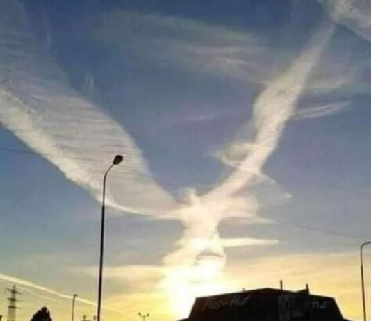 Foto dneva! Na nebu nad Kijevom pojav angela v barvah Ukrajine