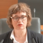 Ali Nataša Sukič svojim gostom dovoli, da odločajo o družinskih zadevah?