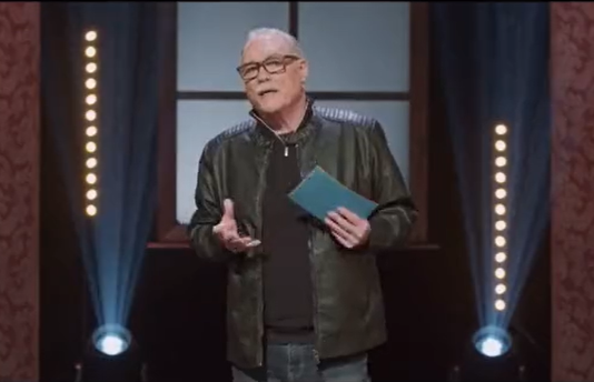 (Video) Bizarno! Boris Kobal po plagiatorstvu sedaj svojo vrnitev na odre pričel z norčevanjem iz vojne v Ukrajini in obiska Janeza Janše, ki ga je poimenoval Kekec!