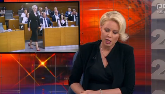 (Video) Ko se vprašanja na POP TV “slučajno” prekrivajo z napisanimi odgovori Urške Klakočar Zupančič