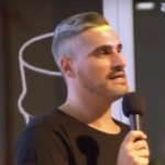 Jan Macarol: “Novo je le to, da isti ljudje, ki so prejšnji sklic spremenili v cirkus, danes ogorčeno branijo dostojanstvo parlamenta”