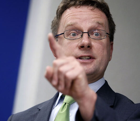 Svetovalec za odnose z javnostmi na Alenkinem ministrstvu bo sedaj za vladne podkaste v žep pospravil še dodatnih 600 evrov na oddajo!