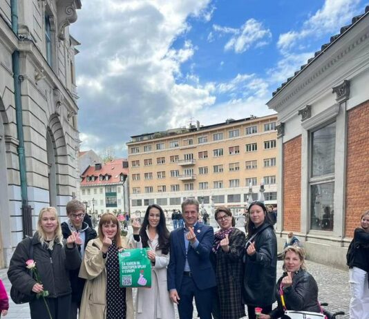 Tomaž Štih: “1x milijonar in predsednik vlade, 1x high class escort in 5x hčere elite se v najdražjem delu najdražjega mesta- skupaj igrajo ulične aktiviste iz ljudstva.”