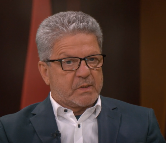 Konrad Kuštrin razkriva, kako državo in zdravstvo vodijo strici iz Murgel