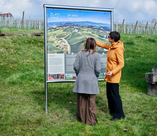 Občina Slovenske Konjice: Prenovljena turistično-informacijska tabla v Škalcah odpira pogled na lepote Konjic