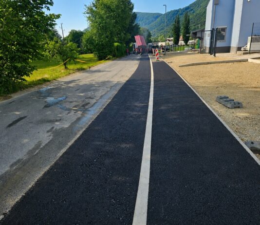 Občina Slovenske Konjice: Ureditev pločnika in parkirišč pred bazenom v Slovenskih Konjicah