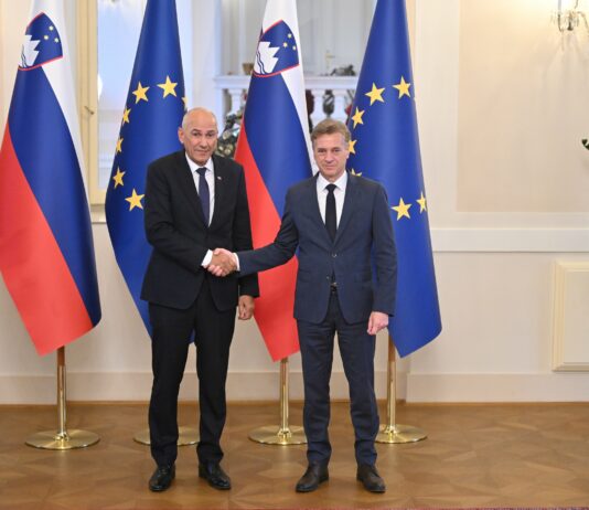 Nova vlada prevzela tako cvetoče finance, kot imamo cvetoče ceste!