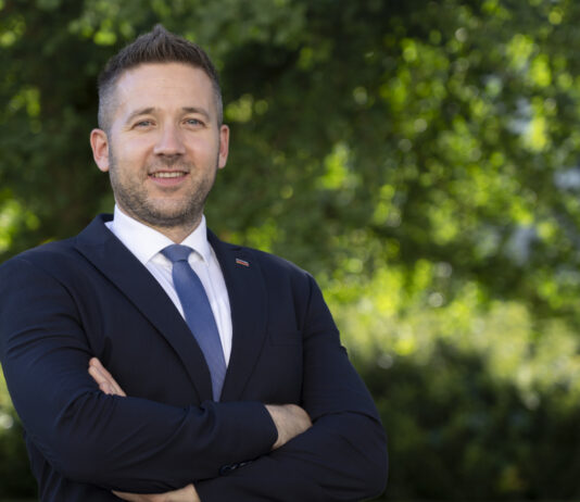 Aleksander Reberšek: “Nataša Sukič podpišite se pod eno plačilno listo! Midva se ne moreva primerjati, saj ste samo vi popolni, ki v življenju niste dobro delali!”