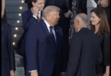 Janez Janša za razliko od Roberta Goloba ni potreboval zasede za srečanje z Donaldom Trumpom