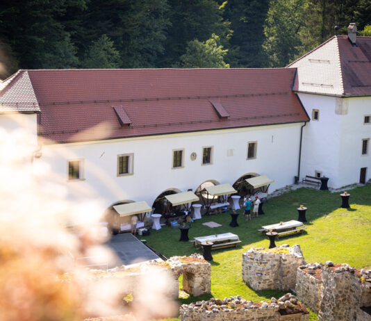 Občina Slovenske Konjice: Kartuzija in vino tudi letos navdušila z vrhunskimi vini in edinstvenim ambientom Žičke kartuzije
