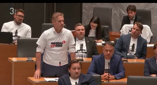 Tomaž Štih: “Bivši premier je vplivnež, ki nosi puloverje s kapuco in rdečimi zvezdicami za provokacijo in je med svojim mandatom povzročil le gospodarsko škodo”