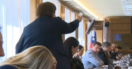 Maske so padle! Poslovnik Nataše Sukič letel proti glavam poslancev!
